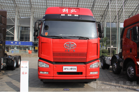 解放J6P 6×4牽引車(chē)，搭載錫柴13L 500馬力發(fā)動(dòng)機(jī).png