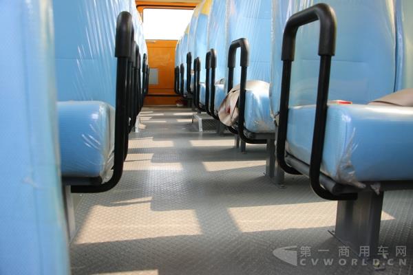 中通校車的座椅、扶手及平整的車內(nèi)空間.jpg