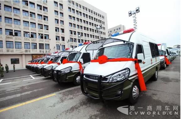 南京依維柯武警湖北省總隊(duì)防暴巡邏車圓滿交付！.jpg