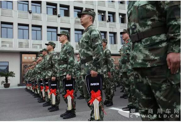 南京依維柯武警湖北省總隊(duì)防暴巡邏車圓滿交付！4.jpg