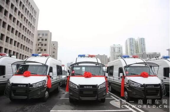 南京依維柯武警湖北省總隊(duì)防暴巡邏車圓滿交付！5.jpg