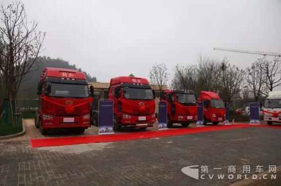 配有液力緩速器的領(lǐng)航版與6X2平頭危險(xiǎn)品車(chē)、4X2平頭載貨車(chē).jpg