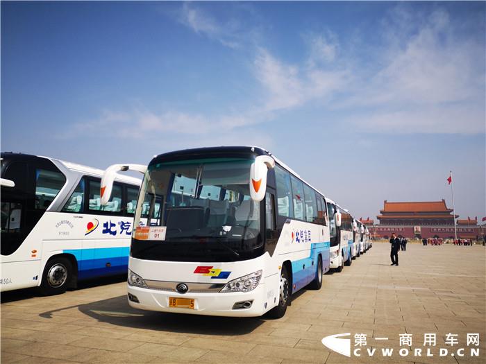 5月21日—22日，全國兩會在北京開幕。常態(tài)化疫情防控背景下，作為承載代表委員出行的交通工具，兩會服務用車也成為會議焦點之一。其中，作為中國自主品牌代表，宇通客車今年連續(xù)第16年服務全國兩會，238輛宇通客車在客車整體服務用車中占比達66.7%，再度彰顯領先實力。