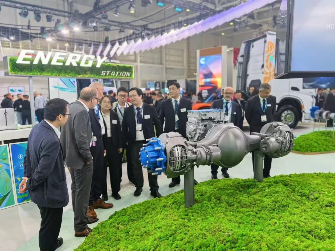 9月17日，全球規(guī)模最大、最具影響力的商用車(chē)博覽會(huì)——2024德國(guó)漢諾威國(guó)際商用車(chē)展（IAA）正式開(kāi)幕。山東重工旗下濰柴集團(tuán)、中國(guó)重汽、陜重汽、法士特、漢德車(chē)橋、中通客車(chē)、亞星客車(chē)等權(quán)屬公司攜全鏈最新綠色智能產(chǎn)品重磅亮相展會(huì)。山東重工集團(tuán)黨委副書(shū)記、總經(jīng)理王志堅(jiān)帶隊(duì)巡展，并參加新品發(fā)布會(huì)