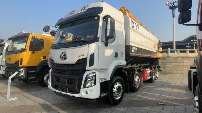 乘龍H5散裝飼料運(yùn)輸車為何能成行業(yè)銷冠？.png