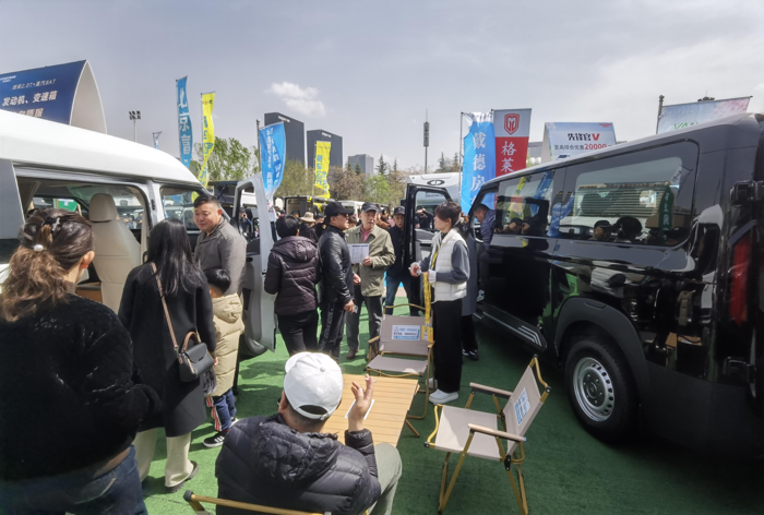 中國重汽輕型汽車強(qiáng)勢(shì)登陸三大房車展，演繹移動(dòng)生活新風(fēng)尚8.png