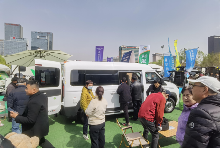 中國重汽輕型汽車強(qiáng)勢(shì)登陸三大房車展，演繹移動(dòng)生活新風(fēng)尚9.png