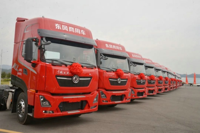 東風(fēng)天龍KL燃油牽引車.jpg
