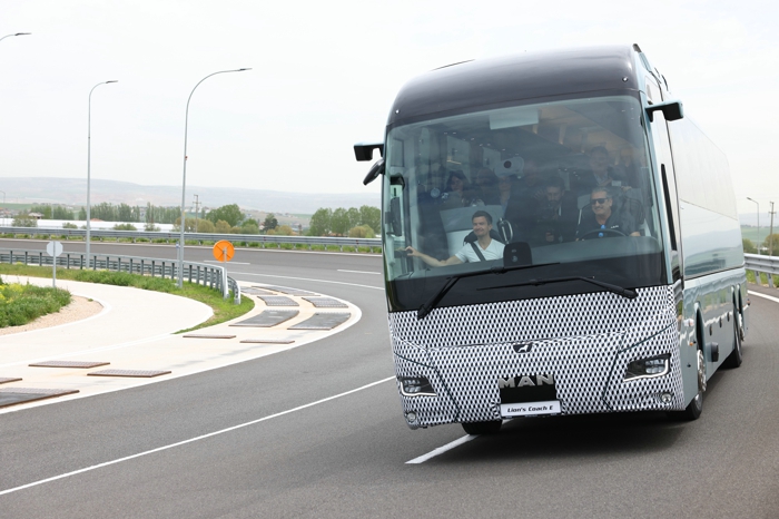 近日，曼恩商用車正式發(fā)布旗下首款純電長途客車Lion's Coach E。