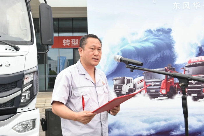 東風(fēng)華神首批環(huán)衛(wèi)車(chē)出口美洲2.jpg
