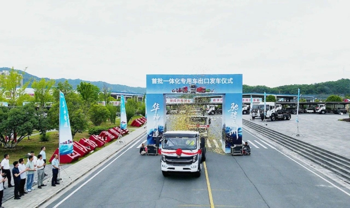 東風(fēng)華神首批環(huán)衛(wèi)車(chē)出口美洲4.jpg