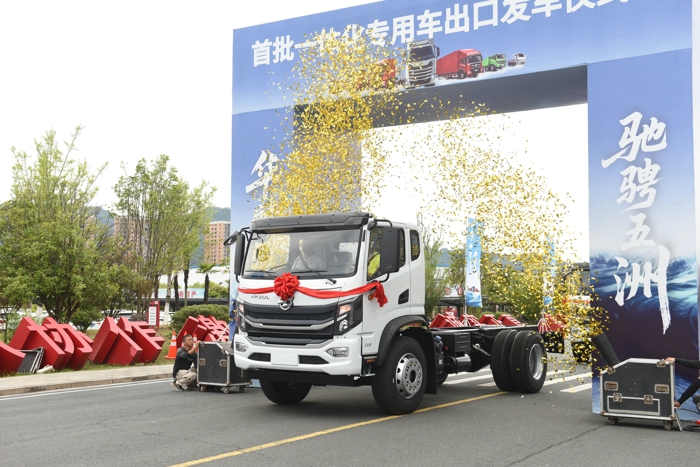 東風(fēng)華神首批環(huán)衛(wèi)車(chē)出口美洲5.jpg