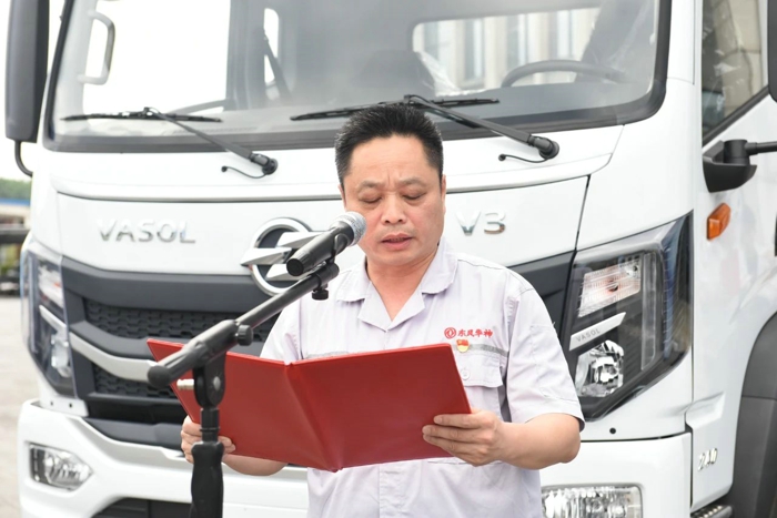 東風(fēng)華神首批環(huán)衛(wèi)車(chē)出口美洲8.jpg