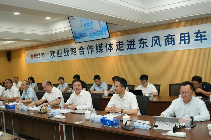 東風(fēng)前5月躍升中重卡國內(nèi)第一！以創(chuàng)新構(gòu)建差異化競爭力2.png