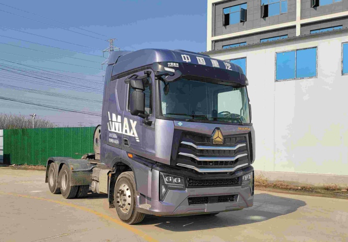 重汽豪沃MAX LNG牽引車，搭載銷量第一的濰柴13L燃?xì)獍l(fā)動(dòng)機(jī)，480馬力.jpg