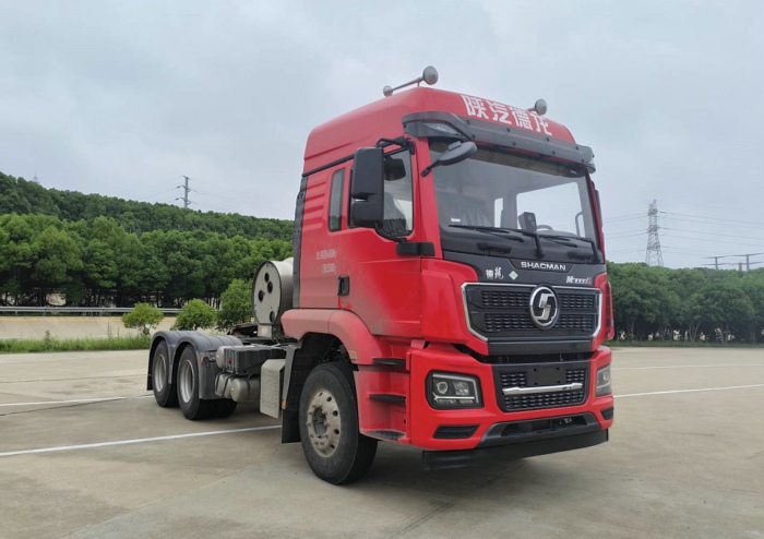 陜汽德龍M3000 LNG牽引車，搭載濰柴13L燃?xì)獍l(fā)動(dòng)機(jī)，480馬力.jpg