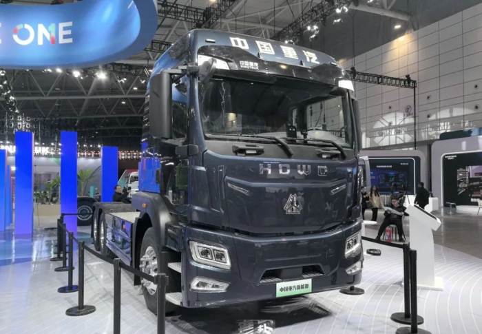 重汽豪沃TX中央驅(qū)動充電牽引車4.jpg