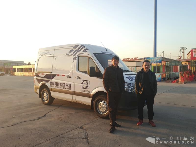 李偉、李元龍與圖雅諾合影