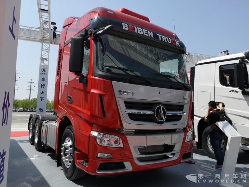 據(jù)了解，這款560馬力的V3ET牽引車，是北奔重汽針對(duì)大馬力市場(chǎng)打造的一款重卡產(chǎn)品，也是其首款達(dá)到560馬力的歐六車型。該車搭載濰柴13L發(fā)動(dòng)機(jī)，最大扭矩達(dá)2550N.m；匹配法士特最新的S系列AMT自動(dòng)變速箱及緩速器；前橋采用一片簧設(shè)計(jì)，后橋采用8氣囊空氣懸架。不過(guò)，該車暫未定價(jià)。