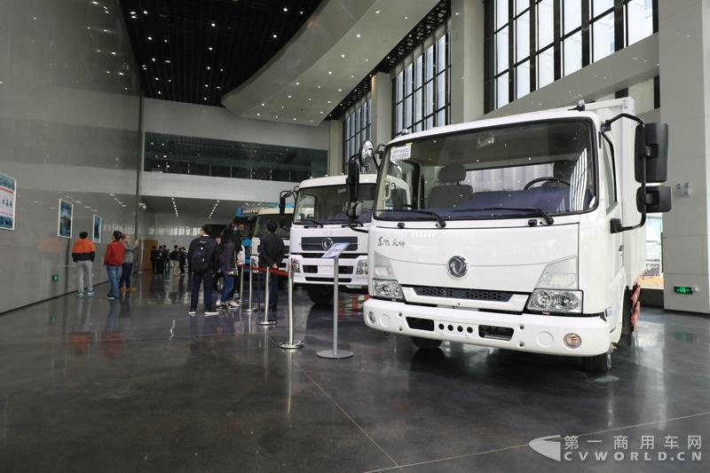 活動現(xiàn)場，進行了兩輛智能網(wǎng)聯(lián)卡車的現(xiàn)場演示，并展示了東風商用車節(jié)能卡車、串聯(lián)式混合動力物流車、中卡環(huán)衛(wèi)車純電（量產(chǎn)車型）、串聯(lián)式輕卡物流車、極限輕量化標桿車，共7款新技術展車集體亮相，展示出東風商用車在電動化、智能化、網(wǎng)聯(lián)化、共享化、輕量化方面的新技術成果，也充分展現(xiàn)出東風商用車引領時代趨勢打造精品車型的魄力與雄心。