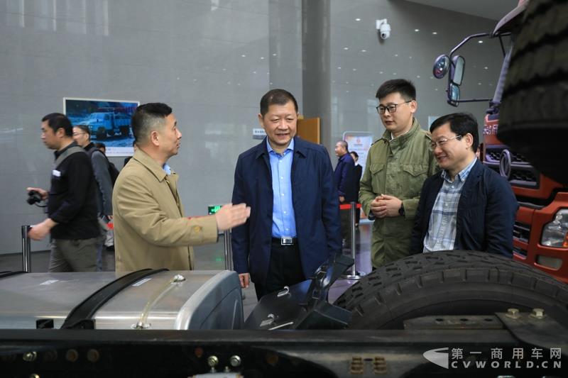 活動現(xiàn)場，進行了兩輛智能網(wǎng)聯(lián)卡車的現(xiàn)場演示，并展示了東風商用車節(jié)能卡車、串聯(lián)式混合動力物流車、中卡環(huán)衛(wèi)車純電（量產(chǎn)車型）、串聯(lián)式輕卡物流車、極限輕量化標桿車，共7款新技術展車集體亮相，展示出東風商用車在電動化、智能化、網(wǎng)聯(lián)化、共享化、輕量化方面的新技術成果，也充分展現(xiàn)出東風商用車引領時代趨勢打造精品車型的魄力與雄心。