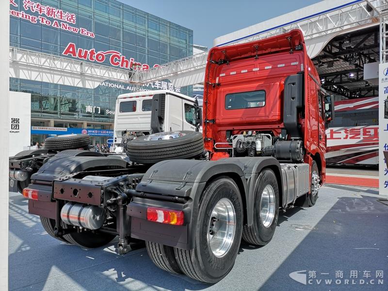 據(jù)了解，這款560馬力的V3ET牽引車，是北奔重汽針對(duì)大馬力市場(chǎng)打造的一款重卡產(chǎn)品，也是其首款達(dá)到560馬力的歐六車型。該車搭載濰柴13L發(fā)動(dòng)機(jī)，最大扭矩達(dá)2550N.m；匹配法士特最新的S系列AMT自動(dòng)變速箱及緩速器；前橋采用一片簧設(shè)計(jì)，后橋采用8氣囊空氣懸架。不過(guò)，該車暫未定價(jià)。