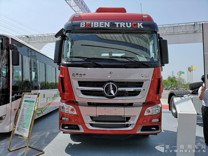 據(jù)了解，這款560馬力的V3ET牽引車，是北奔重汽針對(duì)大馬力市場(chǎng)打造的一款重卡產(chǎn)品，也是其首款達(dá)到560馬力的歐六車型。該車搭載濰柴13L發(fā)動(dòng)機(jī)，最大扭矩達(dá)2550N.m；匹配法士特最新的S系列AMT自動(dòng)變速箱及緩速器；前橋采用一片簧設(shè)計(jì)，后橋采用8氣囊空氣懸架。不過(guò)，該車暫未定價(jià)。
