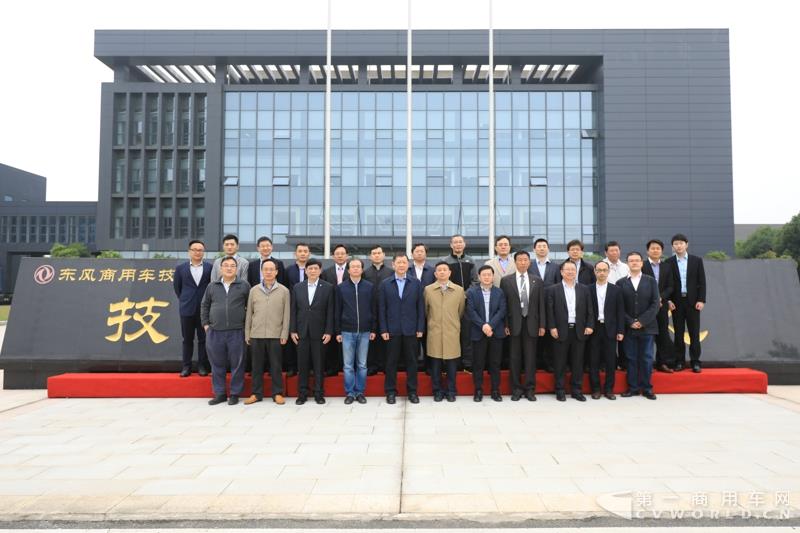 活動現(xiàn)場，進行了兩輛智能網(wǎng)聯(lián)卡車的現(xiàn)場演示，并展示了東風商用車節(jié)能卡車、串聯(lián)式混合動力物流車、中卡環(huán)衛(wèi)車純電（量產(chǎn)車型）、串聯(lián)式輕卡物流車、極限輕量化標桿車，共7款新技術展車集體亮相，展示出東風商用車在電動化、智能化、網(wǎng)聯(lián)化、共享化、輕量化方面的新技術成果，也充分展現(xiàn)出東風商用車引領時代趨勢打造精品車型的魄力與雄心。