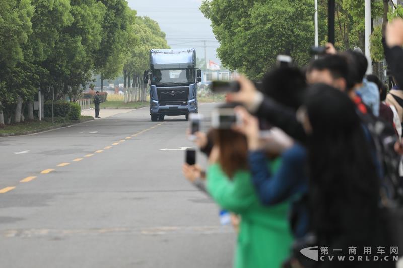 活動現(xiàn)場，進行了兩輛智能網(wǎng)聯(lián)卡車的現(xiàn)場演示，并展示了東風商用車節(jié)能卡車、串聯(lián)式混合動力物流車、中卡環(huán)衛(wèi)車純電（量產(chǎn)車型）、串聯(lián)式輕卡物流車、極限輕量化標桿車，共7款新技術展車集體亮相，展示出東風商用車在電動化、智能化、網(wǎng)聯(lián)化、共享化、輕量化方面的新技術成果，也充分展現(xiàn)出東風商用車引領時代趨勢打造精品車型的魄力與雄心。