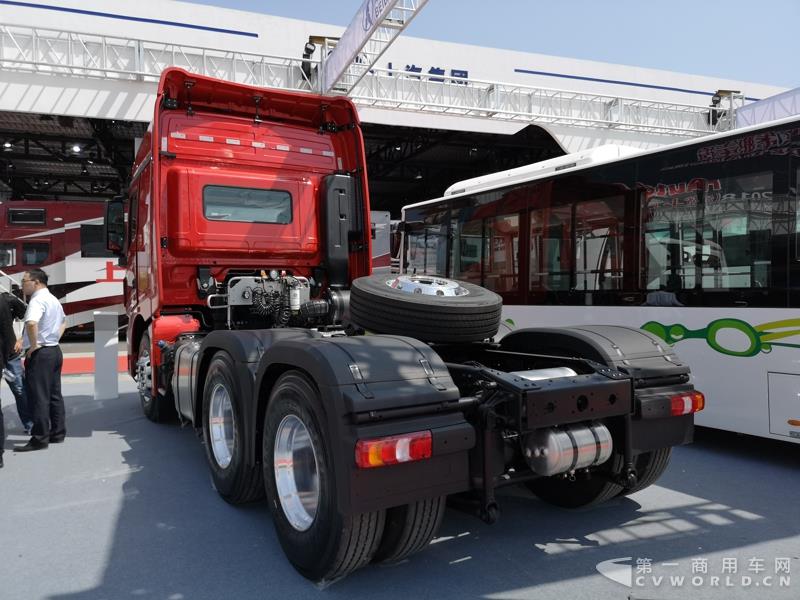 據(jù)了解，這款560馬力的V3ET牽引車，是北奔重汽針對(duì)大馬力市場(chǎng)打造的一款重卡產(chǎn)品，也是其首款達(dá)到560馬力的歐六車型。該車搭載濰柴13L發(fā)動(dòng)機(jī)，最大扭矩達(dá)2550N.m；匹配法士特最新的S系列AMT自動(dòng)變速箱及緩速器；前橋采用一片簧設(shè)計(jì)，后橋采用8氣囊空氣懸架。不過(guò)，該車暫未定價(jià)。