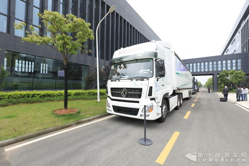活動現(xiàn)場，進行了兩輛智能網(wǎng)聯(lián)卡車的現(xiàn)場演示，并展示了東風商用車節(jié)能卡車、串聯(lián)式混合動力物流車、中卡環(huán)衛(wèi)車純電（量產(chǎn)車型）、串聯(lián)式輕卡物流車、極限輕量化標桿車，共7款新技術展車集體亮相，展示出東風商用車在電動化、智能化、網(wǎng)聯(lián)化、共享化、輕量化方面的新技術成果，也充分展現(xiàn)出東風商用車引領時代趨勢打造精品車型的魄力與雄心。