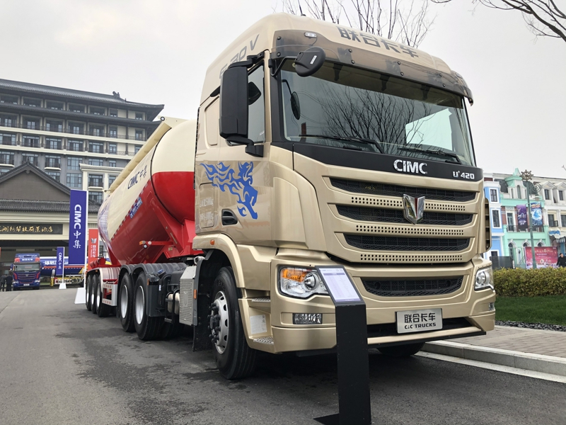 聯(lián)合卡車U+新款駕駛室6×4 420馬力普貨運(yùn)輸牽引車
