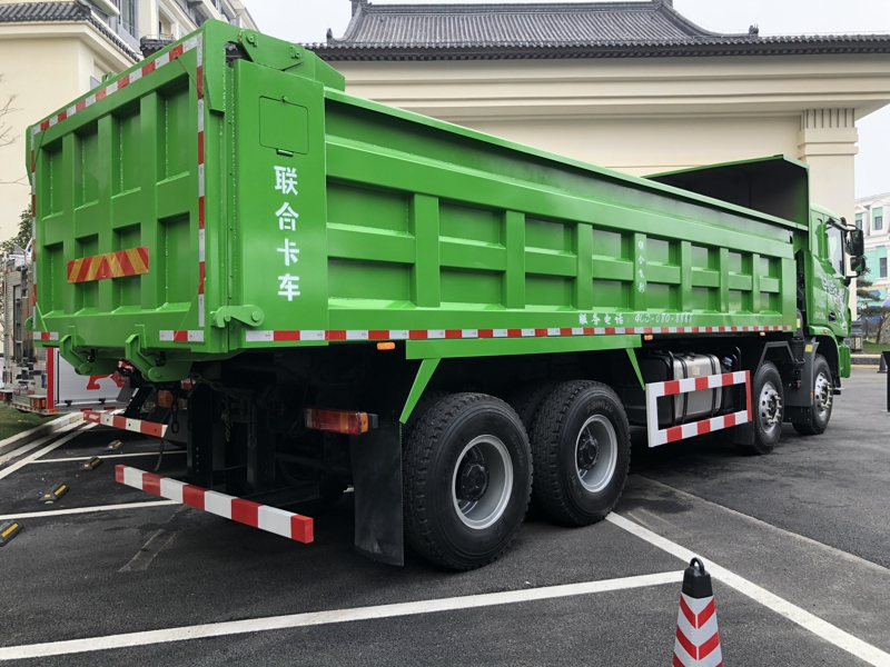 聯(lián)合卡車8×4 390馬力柴油城建渣土運(yùn)輸車