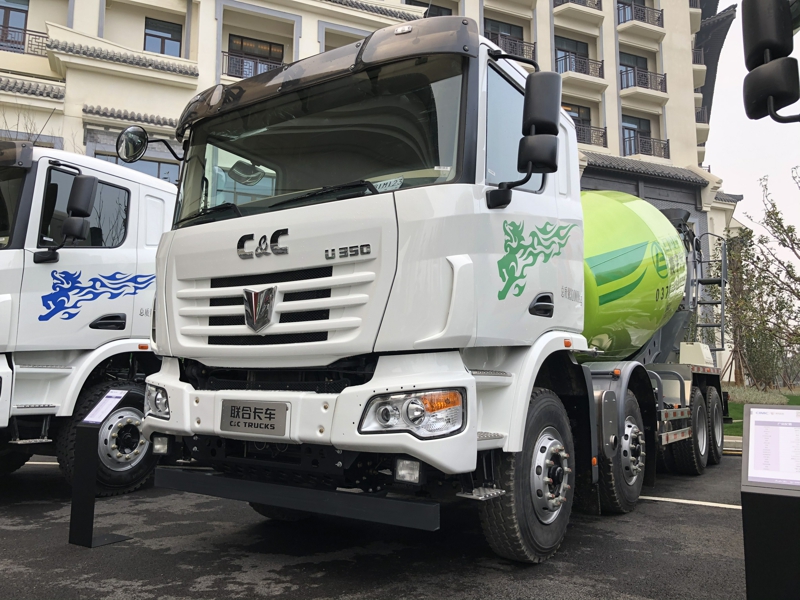 聯(lián)合卡車U+ 8×4 350馬力柴油混凝土攪拌車，8方或10方