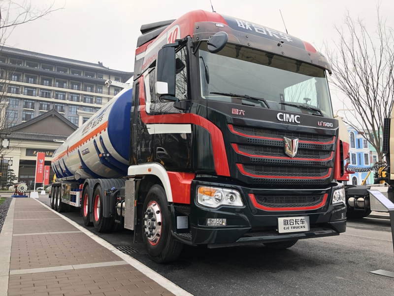 聯(lián)合卡車U+新款駕駛室6×4 600馬力國六柴油牽引車，采用采埃孚AMT變速箱