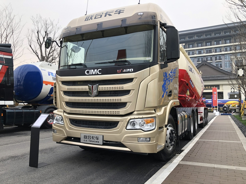 聯(lián)合卡車U+新款駕駛室6×4 420馬力普貨運(yùn)輸牽引車