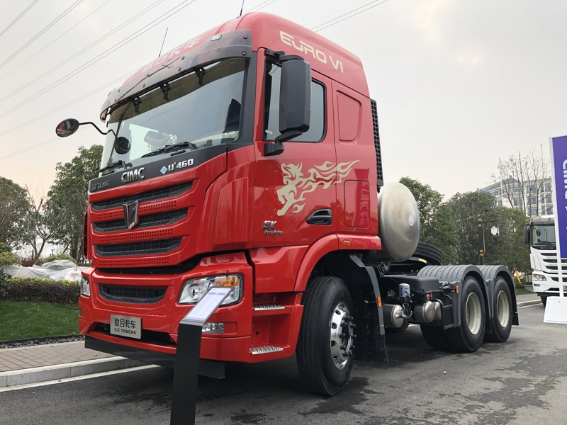 聯(lián)合卡車U+ 6×4 460馬力國六LNG散裝水泥運(yùn)輸牽引車