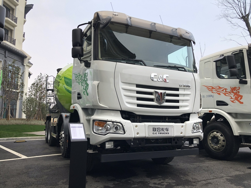 聯(lián)合卡車U+ 8×4 350馬力柴油混凝土攪拌車，8方或10方