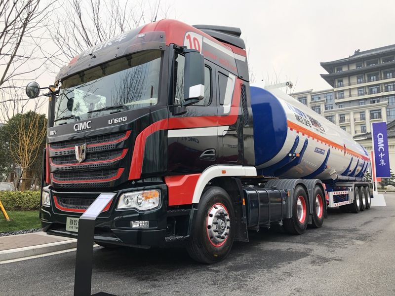 聯(lián)合卡車U+新款駕駛室6×4 600馬力國六柴油牽引車，采用采埃孚AMT變速箱