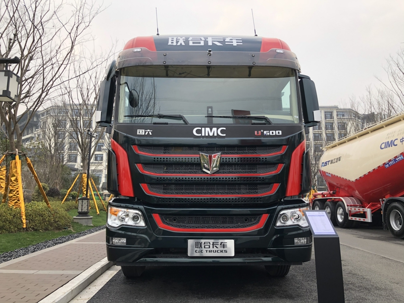 聯(lián)合卡車U+新款駕駛室6×4 600馬力國六柴油牽引車，采用采埃孚AMT變速箱