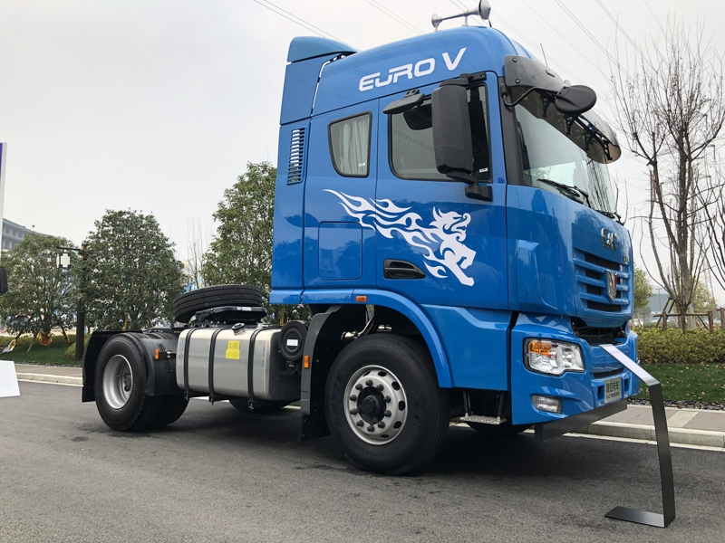 聯(lián)合卡車U系4×2 330馬力柴油港口運(yùn)輸牽引車