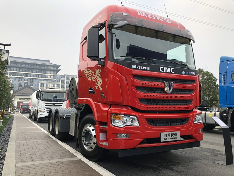 聯(lián)合卡車U+ 6×4 460馬力國六LNG散裝水泥運(yùn)輸牽引車
