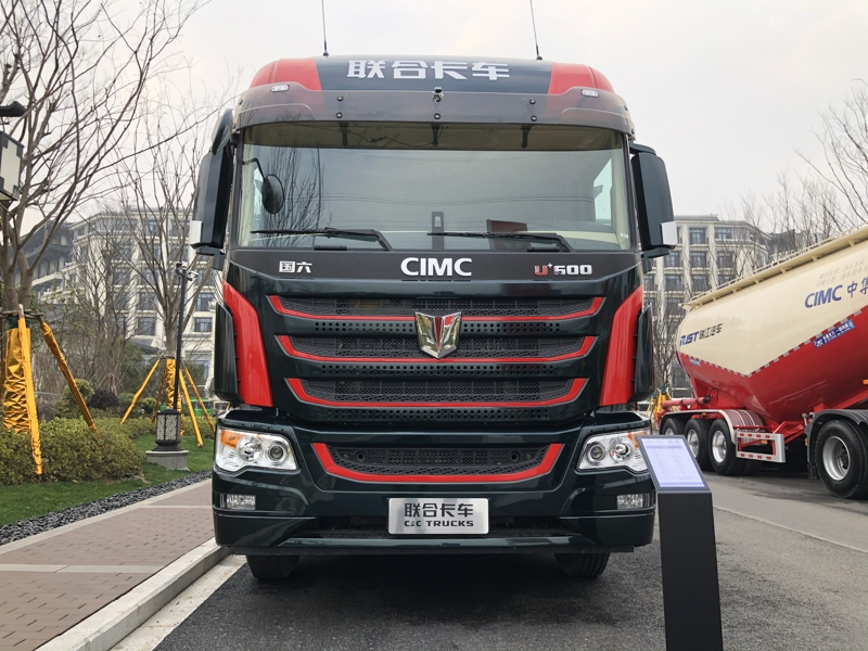聯(lián)合卡車U+新款駕駛室6×4 600馬力國六柴油牽引車，采用采埃孚AMT變速箱