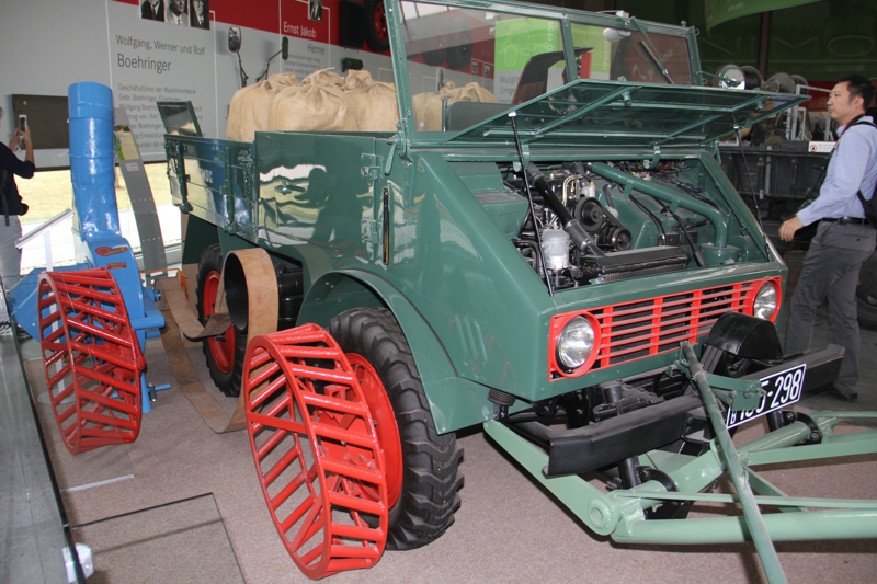 1947年Boehringer公司從Erhard & Sohne公司接手烏尼莫克Unimog，1949年，第一款Boehringer Unimog 70200車型開始交付。1950年截至1950年秋季， Boehringer工廠生產(chǎn)的Unimog達到600輛