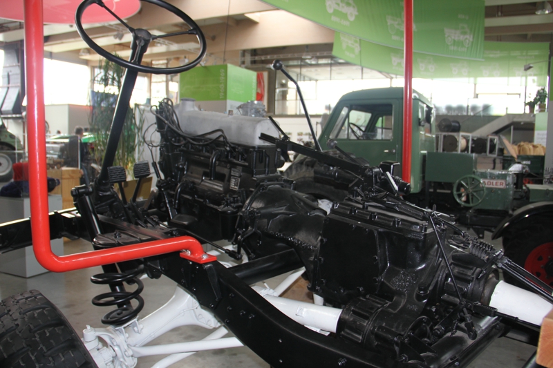 烏尼莫克U 2010車型底盤及懸掛系統(tǒng)哈戰(zhàn)士。數(shù)十年來，烏尼莫克一直以高水準(zhǔn)的操作舒適性、標(biāo)準(zhǔn)化的集成式設(shè)備接口和驅(qū)動裝置、門式車橋、三點式懸掛以及其它大量專業(yè)化個性“傲視群雄”