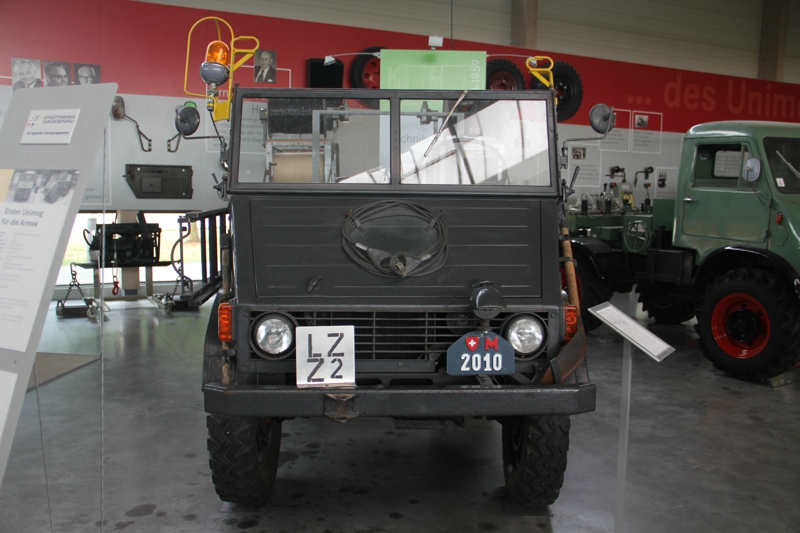 1951年在奔馳Gaggenau工廠生產(chǎn)的戴姆勒-奔馳Unimog 2010車型。 1950年，戴姆勒奔馳公司正式從1947年Boehringer公司從Erhard & Sohne公司接管烏尼莫克開發(fā)公司，在Gaggenau建立了生產(chǎn)車間，并從1951年把烏尼莫克歸入它的商用車項目。新設(shè)計的用于運輸和工作的烏尼莫克完全脫離了典型的拖拉機結(jié)構(gòu)，它如此鮮明的特色一直延續(xù)至今