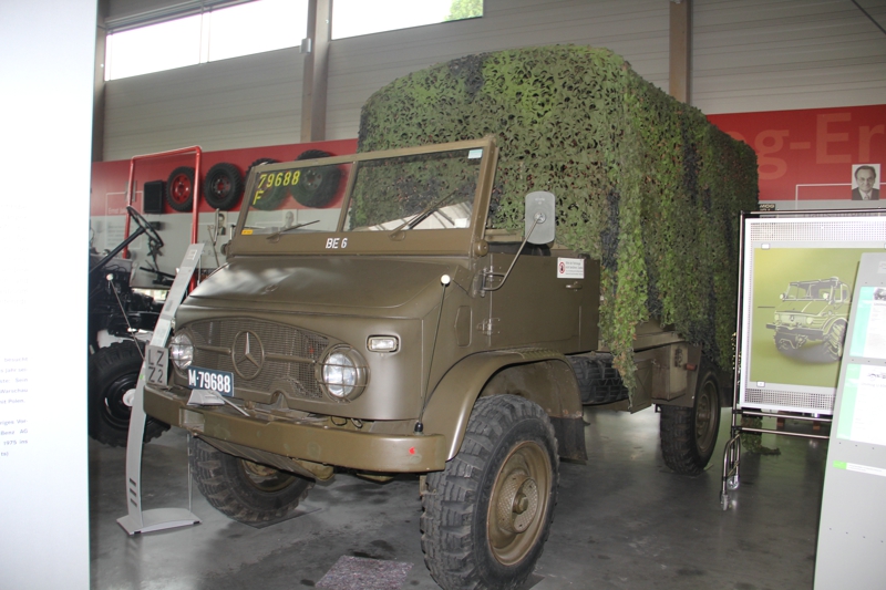 1955年生產(chǎn)的烏尼莫克404系列越野軍用卡車，當(dāng)時被德國和其他歐洲國家軍方大量采購