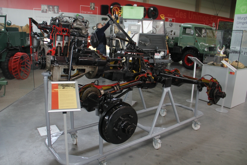 烏尼莫克U 2010車型底盤及懸掛系統(tǒng)哈戰(zhàn)士。數(shù)十年來，烏尼莫克一直以高水準(zhǔn)的操作舒適性、標(biāo)準(zhǔn)化的集成式設(shè)備接口和驅(qū)動裝置、門式車橋、三點式懸掛以及其它大量專業(yè)化個性“傲視群雄”