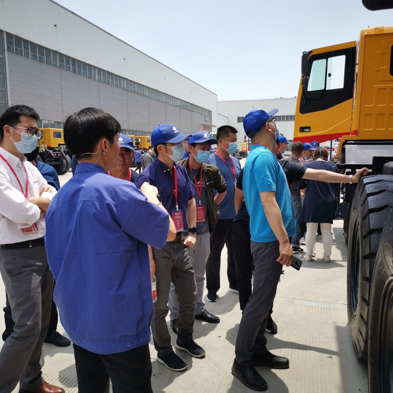 用戶參觀濰柴特車(chē)2020款礦卡新品