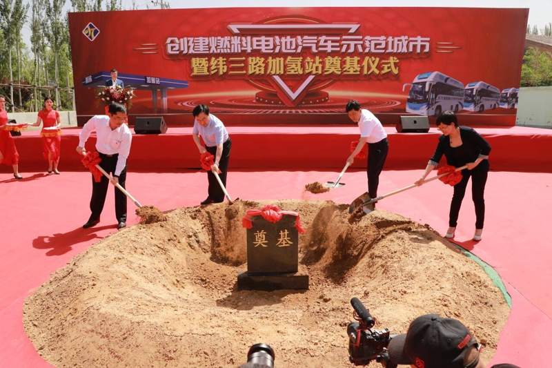 活動(dòng)現(xiàn)場(chǎng)，張家口市委常委、市政府常務(wù)副市長(zhǎng)郭英，市政府辦公室副秘書(shū)長(zhǎng)張文浩，市發(fā)展改革委、市冬奧辦、市交通運(yùn)輸局、市國(guó)資委、市財(cái)政局、市能源局等政府部門(mén)領(lǐng)導(dǎo)及相關(guān)企業(yè)負(fù)責(zé)人出席。